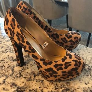 Leopard pumps